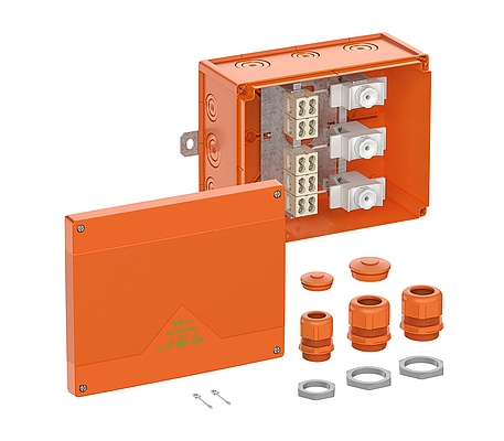 Spelsberg’s WKE 6T enclosure is tested to maintain complete structural
and protective integrity under intense pressure loads.