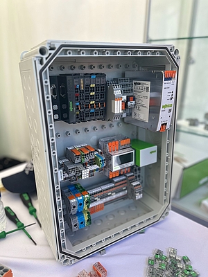 WAGO's demo unit mounted in a Spelsberg GTi-3 enclosure with a
transparent lid, showcases a selection of WAGO's most outstanding products.